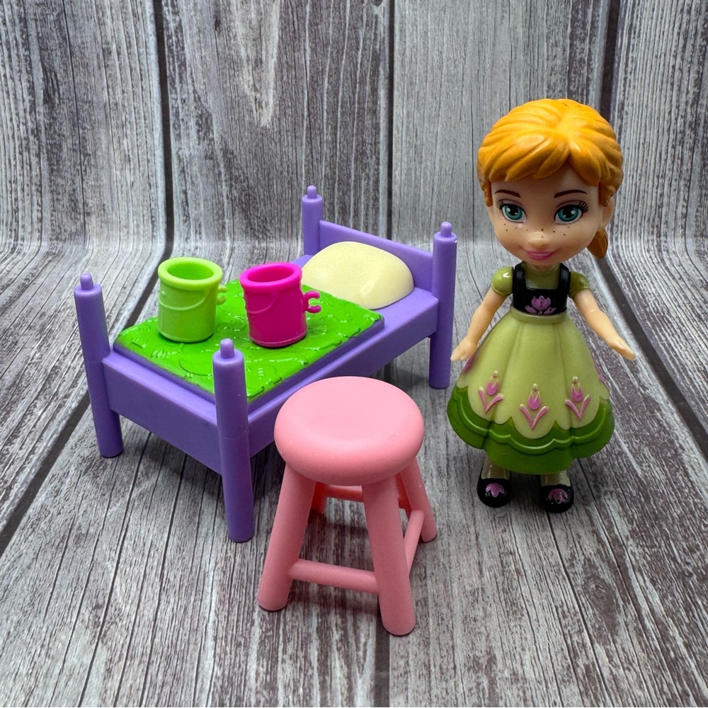 Frozen Anna doll with mixed toy accessories